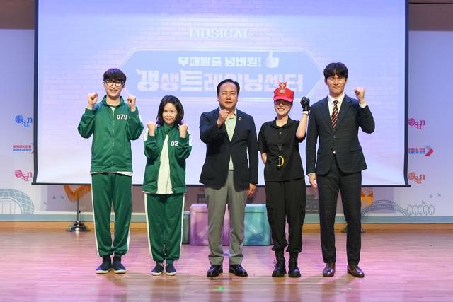 NSP통신-30일 이권재 오산시장(가운데)과 관계자들이 기념촬영을 하는 모습. (사진 = 오산시)