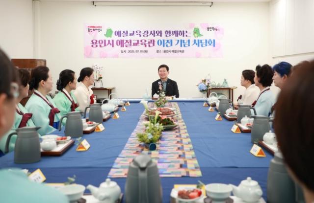 NSP통신-이상일 용인특례시장이 1일 시청 지하 1층으로 임시 이전한 예절교육관을 방문해 강사들과 차담회를 하고 있다. (사진 = 용인특례시)