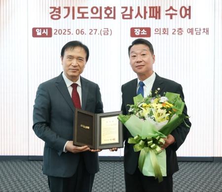 NSP통신-강태형 경기도의원이 도의회 2층 예담채에서 열린 수여식에서 경기 교육 발전 기여 공로로 임태희 경기도교육감으로부터 감사패를 받았다. (사진 = 경기도의회)