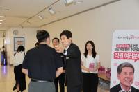 [NSP PHOTO]이강덕 포항시장, 취임 11주년 힘찬 출발...출근하는 직원들에 감사 전해