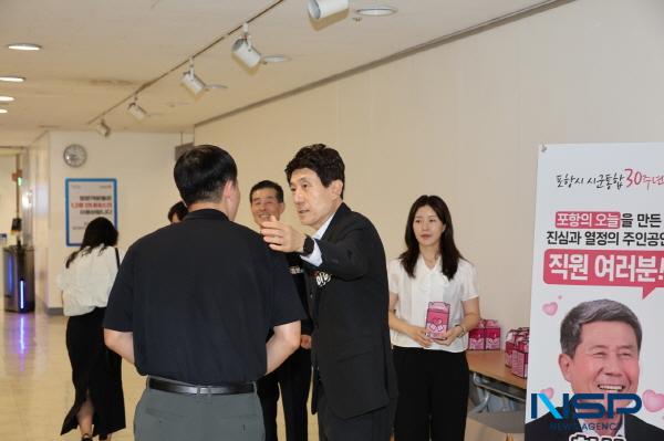 [NSP PHOTO]이강덕 포항시장, 취임 11주년 힘찬 출발...출근하는 직원들에 감사 전해