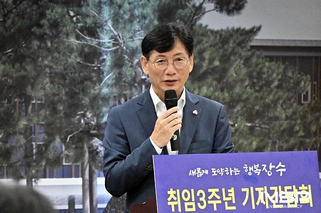 NSP통신-최훈식 군수가 1일 군청 회의실에서 민선8기 취임 3주년 기자간담회를 열고 민선8기 3년간의 주요 성과와 향후 군정 방향에 대해 설명하는 시간을 가졌다. (사진 = 장수군)
