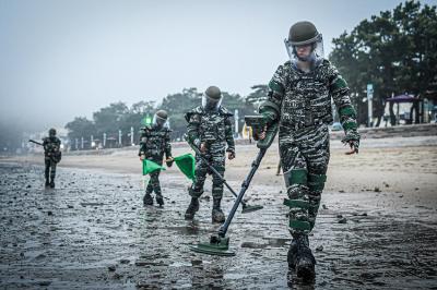 [NSP PHOTO]해병대 제2사단 해수욕장 일대 유실지뢰 탐색작전 실시