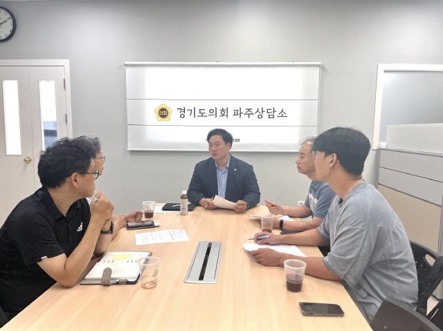 NSP통신-1일 고준호 경기도의원이 파주상담소에서 대중교통에 대해 지역주민과 대화하는 모습. (사진 = 경기도의회)