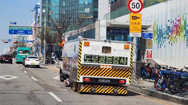 NSP통신-GPR 장비로 도로 동공을 탐사하고 있다. (사진 = 수원시)