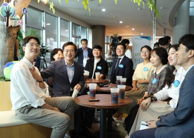 NSP통신-김동연 도지사가 2023년 7월 도청 로비에서 예술인 기회소득 최초 수혜자들을 만나 대화하고 있다. (사진 = 경기도)