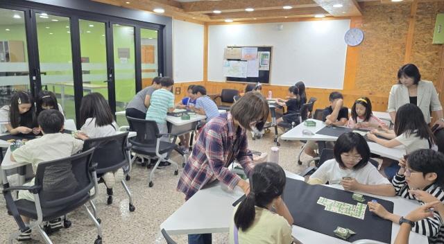 NSP통신-지난 3월부터 6월까지 초등학생 대상으로 운영한 탄소중립 체험 프로그램 모습. (사진 = 광명시)