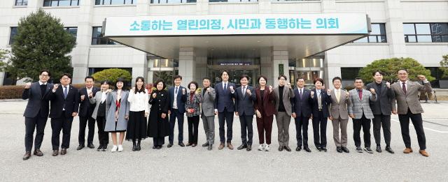 NSP통신-제9대 후반기 안양시의회 단체 기념촬영 모습. (사진 = 안양시의회)
