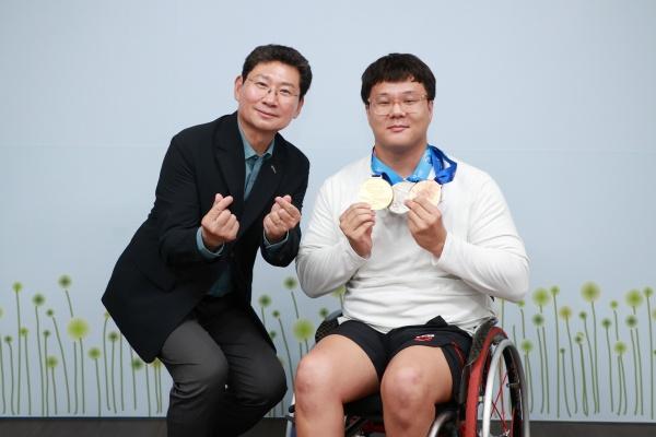 NSP통신-이상일 용인특례시장(왼쪽)이 1일 시장실에서 열린 용인시 직장운동경기부 장애인수영팀 우승 메달 봉납식에서 조기성 선수에게 메달 수여기념촬영을 하고 있다. (사진 = 용인특례시)