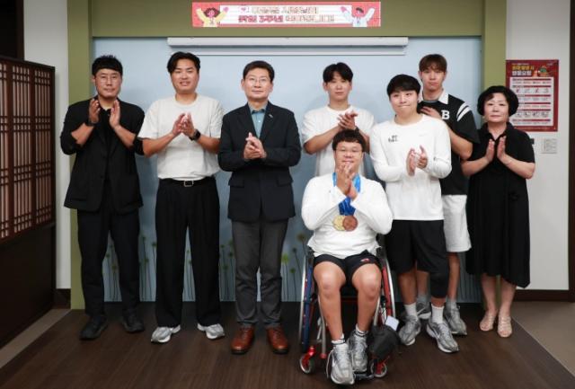 NSP통신-용인특례시가 1일 시장실에서 용인시 장애인수영팀 우승 메달 봉납식을 가졌다. 사진은 봉납식 기념촬영 모습. (사진 = 용인특례시)
