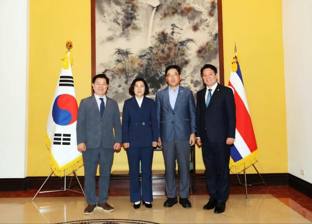 NSP통신-사회연대경제지방정부협의회 지방정부 대표단이 현지시각 6월 30일 주코스타리카 한국대사관에서 전근석 주코스타리카 대사를 면담했다. 사진 왼쪽부터 박승원 광명시장, 김보라 안성시장, 전근석 주코스타리카 한국대사, 최대호 안양시장. (사진 = 안양시)