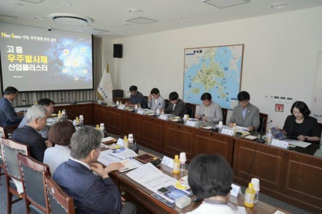 NSP통신-의원연구단체 용인특례시 경제발전 연구회 회원들과 고흥군의회 관계자들이 간담회에서 의견을 나누고 있다. (사진 = 용인특례시의회)