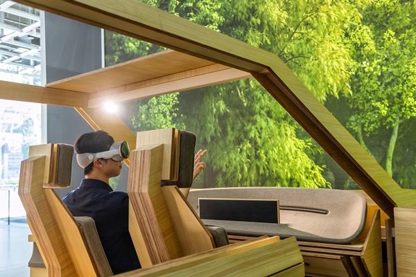 NSP통신-UX 콘셉트 구역에서 VR 기기로 차량에 적용된 UX를 체험하는 모습