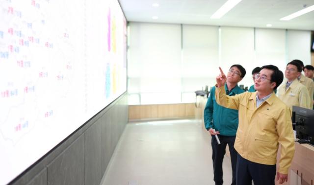 NSP통신-지난해 8월 재난상황실을 찾아 폭염상황을 살펴보는 김동연 경기도지사. (사진 = 경기도)
