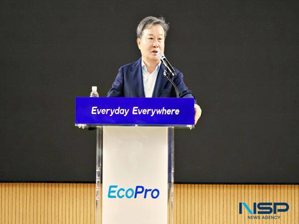 NSP통신-지난 1일 충북 오창 에코프로 본사에서 개최한 3분기 분기 조회식에 참석한 이동채 창업주 모습 (사진 = 에코프로)