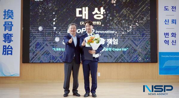 NSP통신-이동채 창업주가 혁신 아이디어 공모전 대상 수상자인 에코프로이노베이션 서백광 책임과 기념사진을 촬영하는 모습 (사진 = 에코프로)