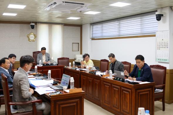 NSP통신-영주시의회는 적서동 농공단지 일대에서 바이원이 추진 중인 납폐기물 재생공장 설립과 관련해 시민들의 건강과 환경에 대한 우려가 커짐에 따라 납폐기물 재생공장 대책 특별위원회를 구성하고 관련 현안에 대한 대응에 착수했다. (사진 = 영주시의회)
