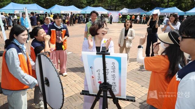 NSP통신-민선8기 안성시가 지속적인 인구증가가 이어지며 살고 싶은 도시로 도약하고 있다. 사진은 김보라 시장이 행사장에서 참여자들과 함께하는 모습. (사진 = 안성시)