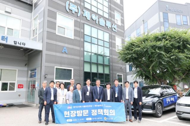 NSP통신-2일 경기도의회 더불어민주당이 용인시 남사읍 소재 반도체 및 디스플레이 부품 제조기업 제이솔루션을 방문해 반도체 산업 경쟁력 강화 방안을 모색했다. 사진은 제이솔루션 현장 방문 기념촬영 모습. (사진 = 경기도의회 민주당)