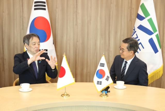 NSP통신-2일 오후 김동연 경기도지사(오른쪽)가 도청 집무실에서 미즈시마 코이치 주한 일본 대사를 면담하고 있다. (사진 = 경기도)