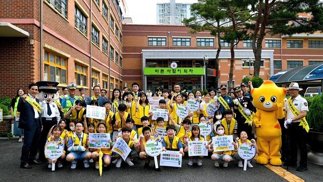 NSP통신-1일 화성도시공사와 화성동탄경찰서 및 캠페인 참석자들이 기념촬영을 하는 모습. (사진 = 화성도시공사)