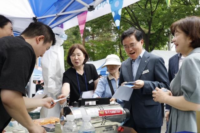 NSP통신-진교훈 서울 강서구청장(오른쪽 두 번째)이 강서구청 정문 앞에서 열린 중증장애인생산품 홍보전시회에 참석해 장애인생산품을 살펴보고 있다.