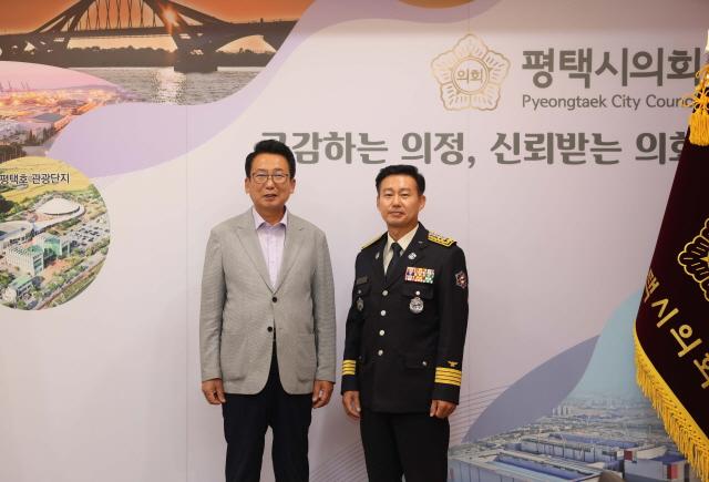 NSP통신-강정구 평택시의장(왼쪽)이 홍의선 송탄서방서장과 예방 기념촬영을 하고 있다. (사진 = 평택시의회)