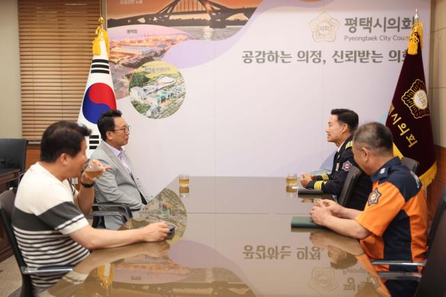 NSP통신-홍의선 송탄서방서장 접견하는 강정구 평택시의회 의장. (사진 = 평택시의회)