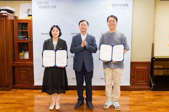 NSP통신-안산시의회가 2일 의장실에서 공무국외출장 심사위원회 위원 위촉식을 개최했다. 사진은 위촉장을 수여한 박태순 의장(가운데)과 심사위원으로 임명된 정은철(오른쪽), 권옥순 위원 모습. (사진 = 안산시의회)