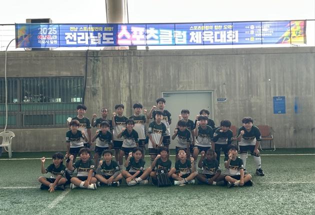 NSP통신-제1회 전남 스포츠클럽체육대회에서 우수한 성적을 거둔 FC무안축구스포츠클럽 선수들 (사진 = 무안군)