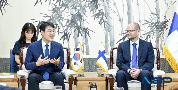 NSP통신-김정기 대구광역시장 권한대행 행정부시장은 지난 2일 대구광역시청을 방문한 유리 예르비아호(Jyri Järviaho) 주한핀란드대사와 면담했다. (사진 = 대구광역시)