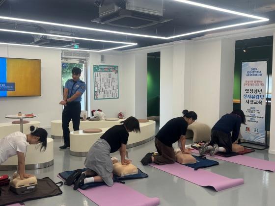 NSP통신-정경우 평택해양경찰서 경장과 청년들이 심폐소생술(CPR) 실습을 하고 있다. (사진 = 평택해양경찰서)