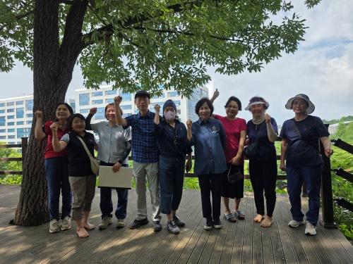 NSP통신-신현녀 용인시의원이 물푸레마을 아람공원에서 노후시설 및 산책로 정비사업 현장 점검 후 주민들과 함께 기념촬영을 하고 있다. (사진 = 신현녀 의원실)