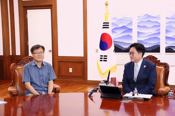 NSP통신-이창수 시민발전이종협동조합연합회 회장(좌)과 우원식 국회의장(우) (사진 = 국회의장 공보수석실)