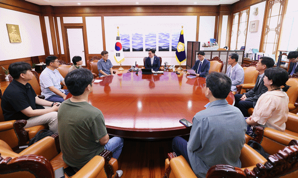 NSP통신-우원식 국회의장과 시민발전이종협동조합연합회 정책간담회 모습 (사진 = 국회의장 공보 수석실)