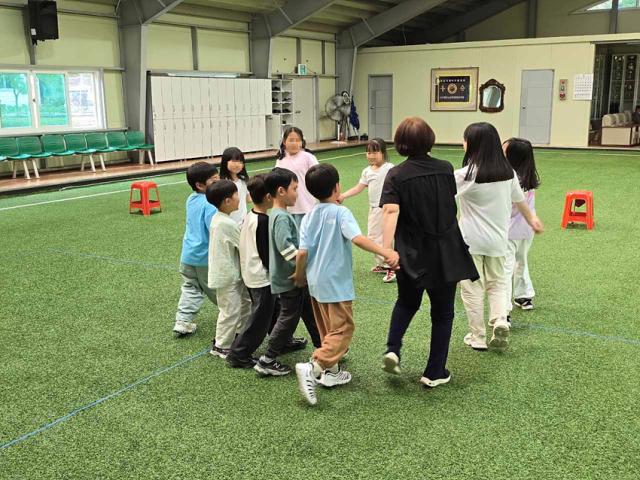 NSP통신-양양군에서 건강한 돌봄 놀이터를 운영하고 있는 모습. (사진 = 양양군)