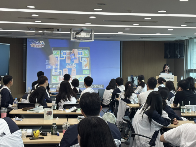 NSP통신-청년들이 6월 9일 한국부동산원 신입사원 연수에서 진행된 보드게임을 활용한 교육을 받고 있다.