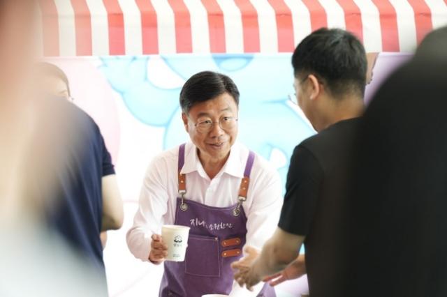 NSP통신-신상진 성남시장이 3일 시청 1층 누리홀에서 열린 취임 3주년 기념 직원 응원카페 지니s 소원한잔 행사에서 직원들에게 커피를 건네고 있다. (사진 = 성남시)