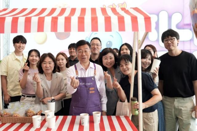 NSP통신-신상진 성남시장이 3일 시청 1층 누리홀에서 열린 취임 3주년 기념 직원 응원카페 지니s 소원한잔에서 직원들과 기념촬영을 하고 있다. (사진 = 성남시)