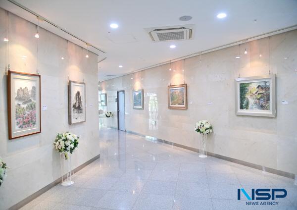 NSP통신-청송군은 지난 6월 26일부터 오는 9월 30일까지 청송문화예술회관에서 작은 전시회 동양화, 서양화와 함께하는 주왕산을 개최한다. (사진 = 청송군)