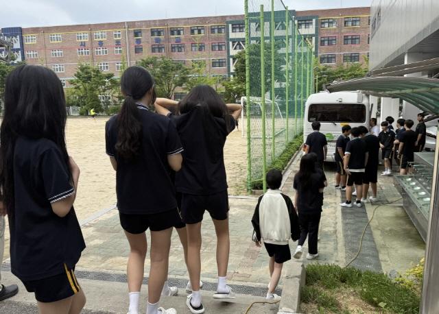 NSP통신-1일 시흥중학교에서 실시된 청소년 결핵이동검진 현장 모습. (사진 = 시흥시)