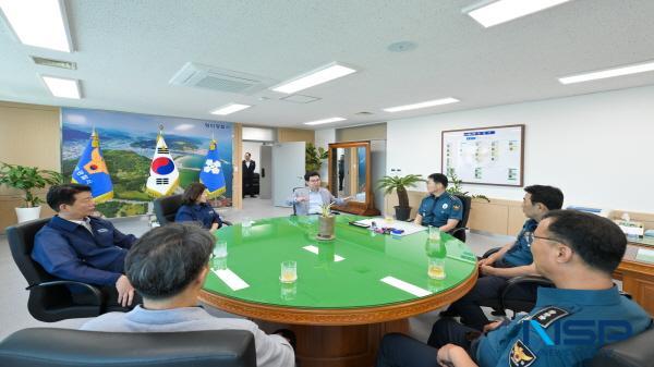 NSP통신-김광열 영덕군수는 지난 2일 정례조회를 통해 3월 말 발생한 경북산불 이후 산불 피해 복구와 이재민 지원에 헌신하고 군정 발전에 이바지한 군민과 직원들에게 표창을 수여하며 그간의 노고를 격려했다. (사진 = 영덕군)