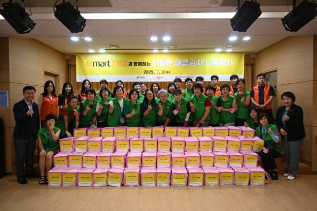 NSP통신-용인특례시가 지역내 이마트 7개 지점과 함께 이웃돕기를 위한 여름김치를 지원했다. 사진은 전달에 앞선 기념촬영 모습. (사진 = 용인특례시)