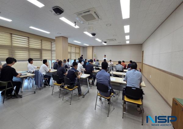NSP통신-경주시는 지난 2일 시청 청사 회의실에서 2025 APEC 정상회의를 대비한 도로환경 정비사업에 참여 중인 건설공사 대표자 및 현장대리인 30여 명을 대상으로 폭염 대응 안전교육과 시공 역량 강화 교육을 실시했다. (사진 = 경주시)