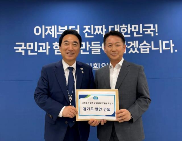 NSP통신-고영인 경기도 경제부지사가 3일 오전 정부서울청사 창성동 별관에 있는 국정기획위원회에서 박수현 국가균형성장발전특별위원장(왼쪽)을 만나 경기도 현안 건의사항을 전달했다. (사진 = 경기도)