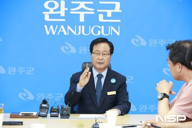 NSP통신-유희태 군수가 3일 군청에서 긴급 기자회견을 열고, 최근 발표된 전주‧완주 상생발전 105개 방안에 대해 완주군민의 뜻을 무시한 일방적 통합 시도라며 강력한 반대 입장을 밝히고 있다. (사진 = 완주군)
