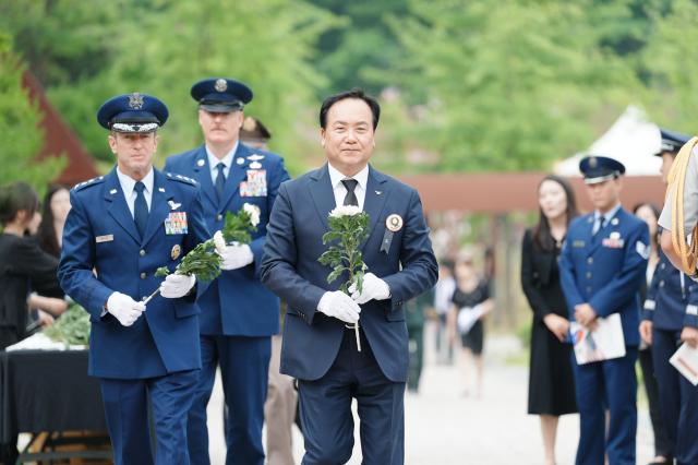 NSP통신-3일 이권재 오산시장(오른쪽)과 미군 지휘관들이 헌화를 하고 있다. (사진 = 오산시)