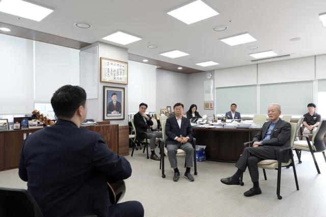 NSP통신-신상진 성남시장을 비롯한 위촉식 참가자들이 클래식 기타 연주자 지익환 씨의 올 오브 미 편곡 연주를 감상하고 있다. (사진 = 성남시)