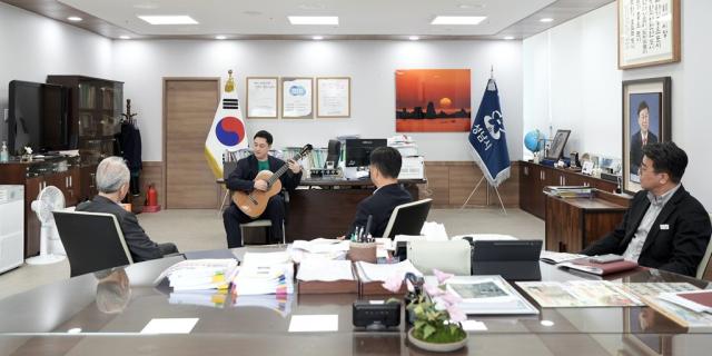 NSP통신-위촉식에서 클래식 기타 연주자 지익환 씨가 올 오브 미를 편곡해 연주하며 깜짝 이벤트를 선보이고 있다. (사진 = 성남시)