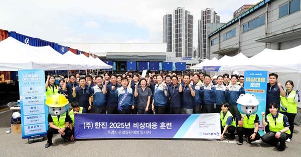 NSP통신-한진 노삼석 대표이사 사장, 조현민 사장이 혹서기 온열질환 대응훈련을 실시하고 임직원들과 함께 기념사진을 촬영하고 있다. 첫째줄 왼쪽에서부터 네번째 노삼석 대표이사 사장, 여섯번째 조현민 사장. (사진 = 한진)